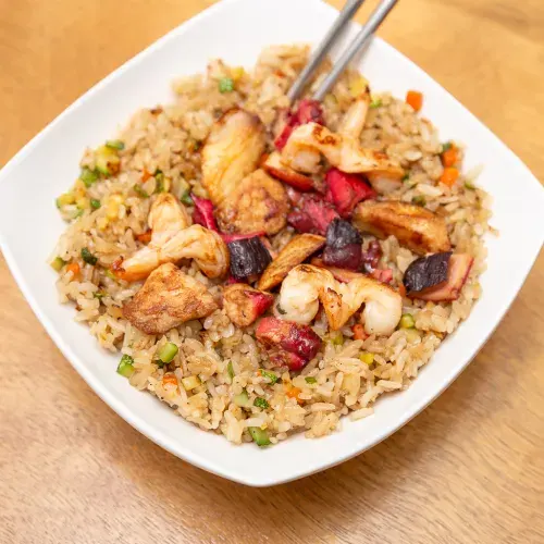 Yakimeshi de mariscos