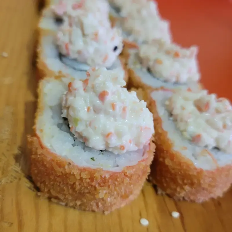 Kani Roll cubierto de cangrejo