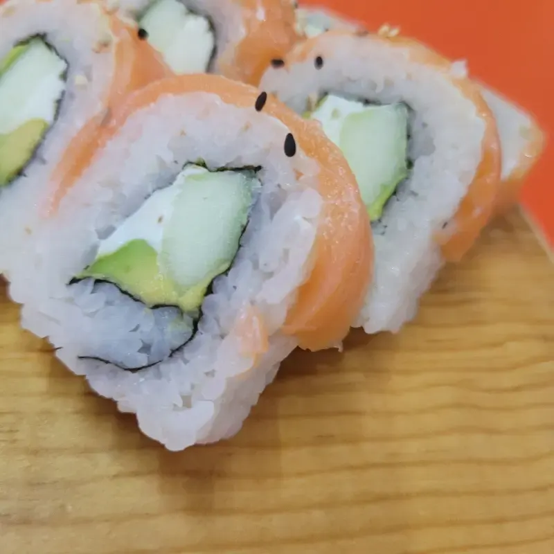 Sake Roll cubierto de salmón