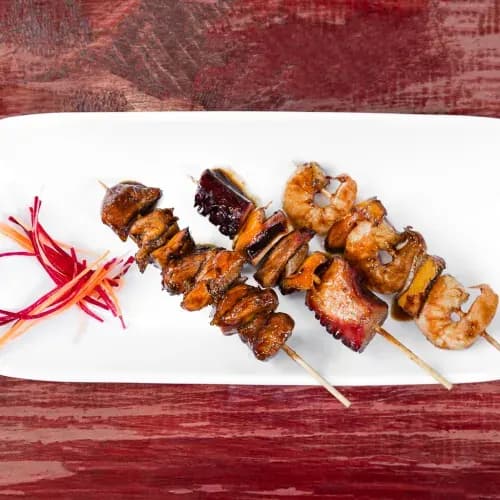 Brochetas de yakitori a la parrilla