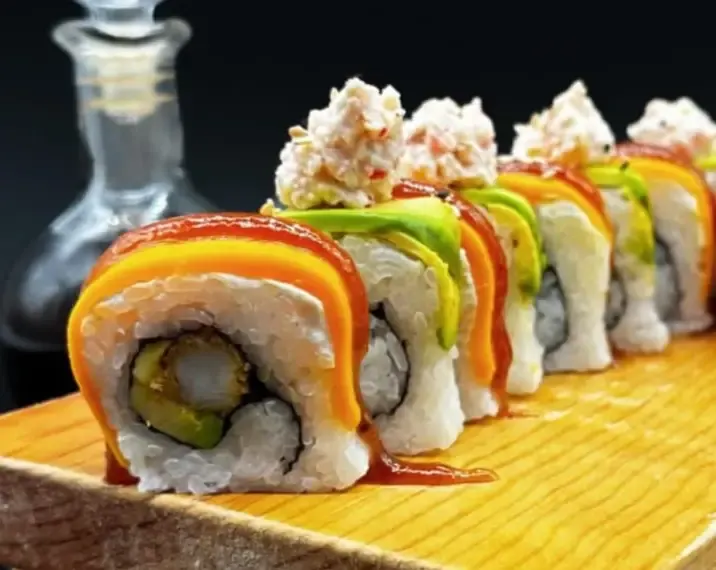 Torre de sushi con salmón, aguacate, pepino y ajonjolí