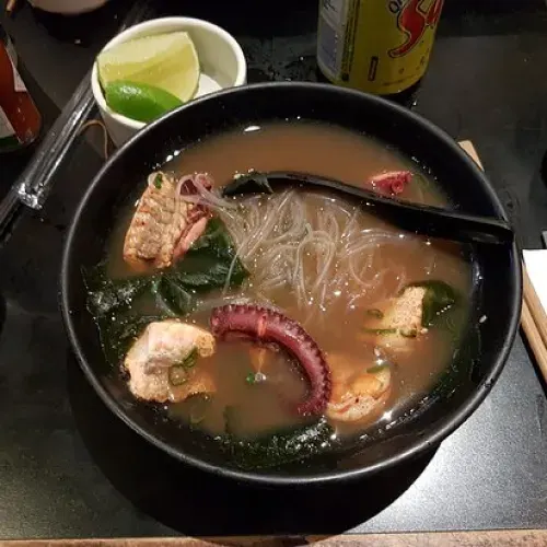 Sopa Sumashi de mariscos
